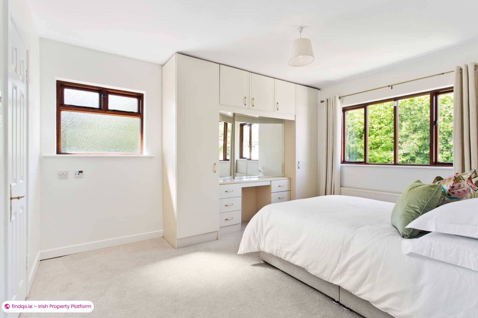 Semi-detached house for Sale in Dublin 18