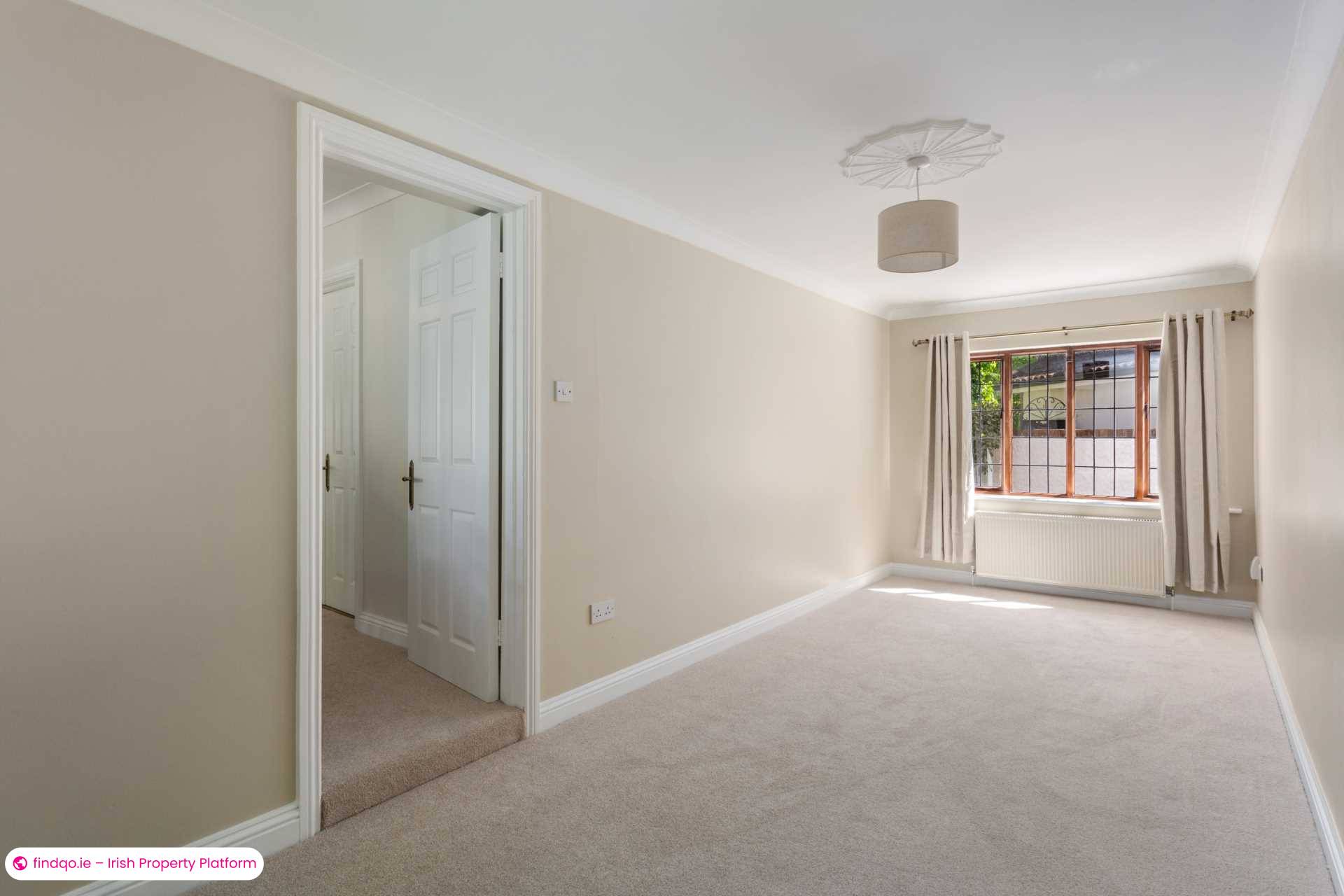 Semi-detached house for Sale in Dublin 18