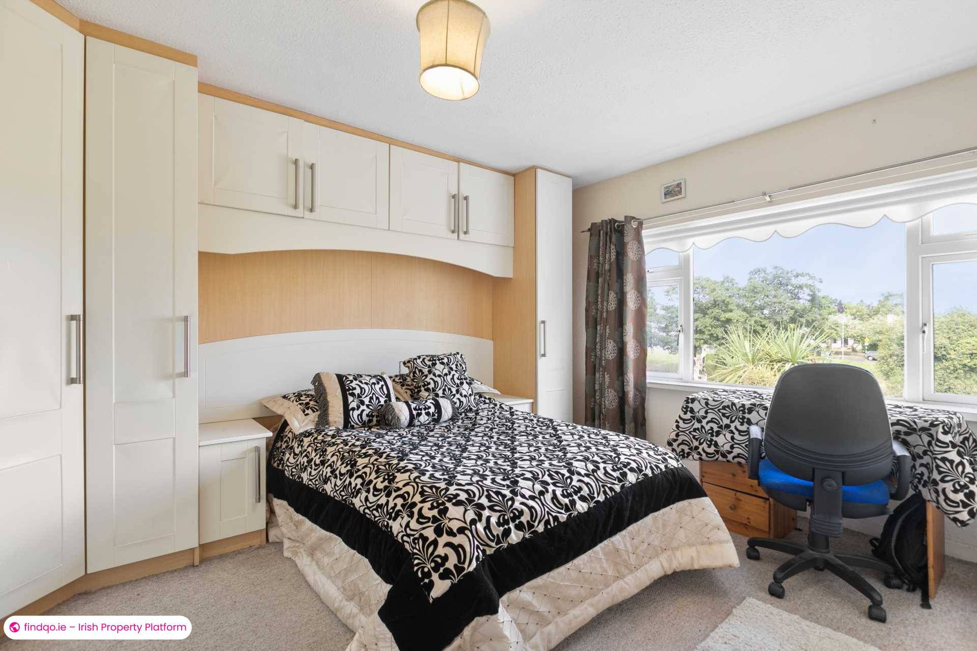 Semi-detached house for Sale in Dublin 18