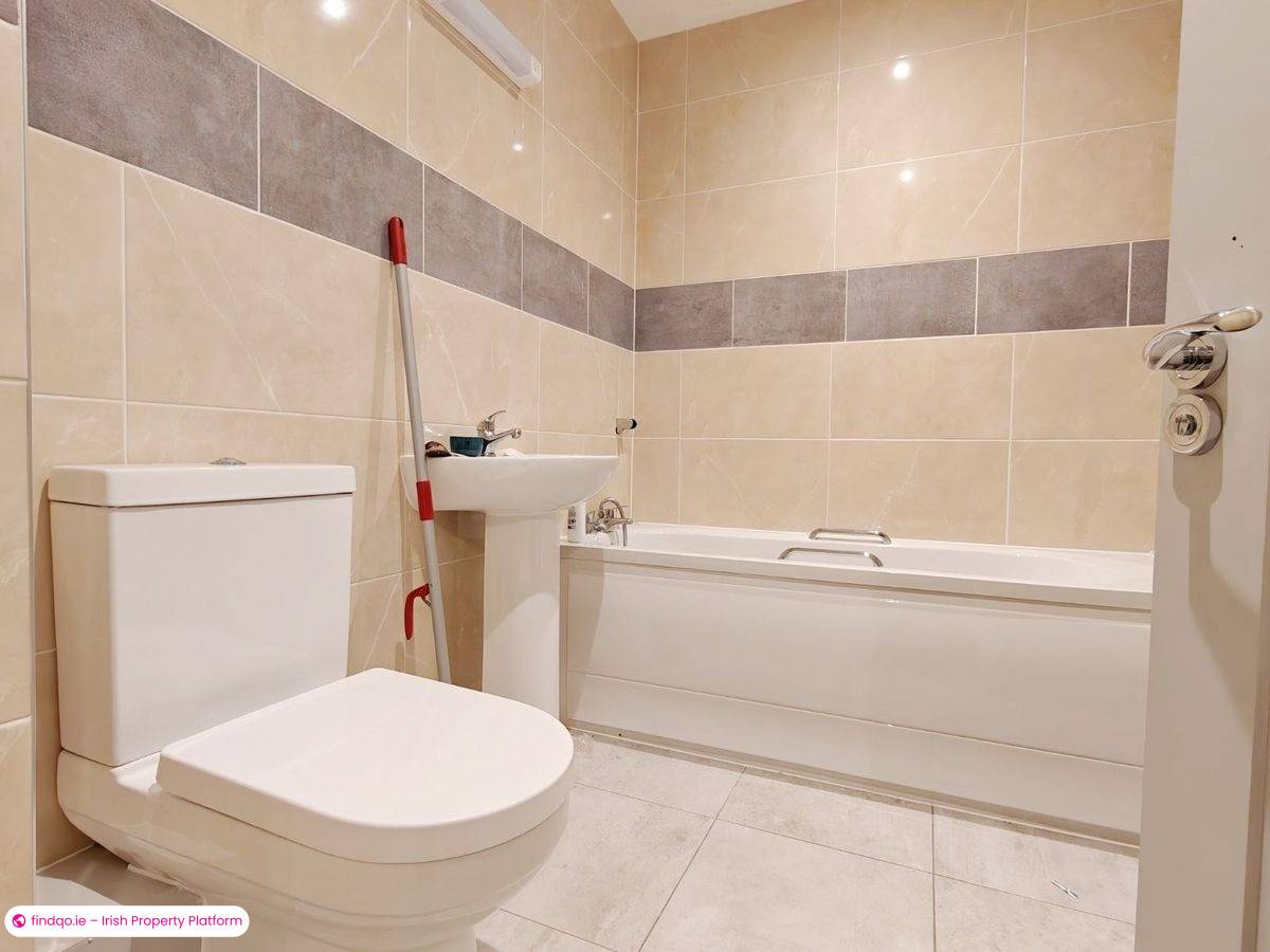 Rent Luxurious 5 Bedroom Home in Cherrywood with Garden and Modern Furnishings
