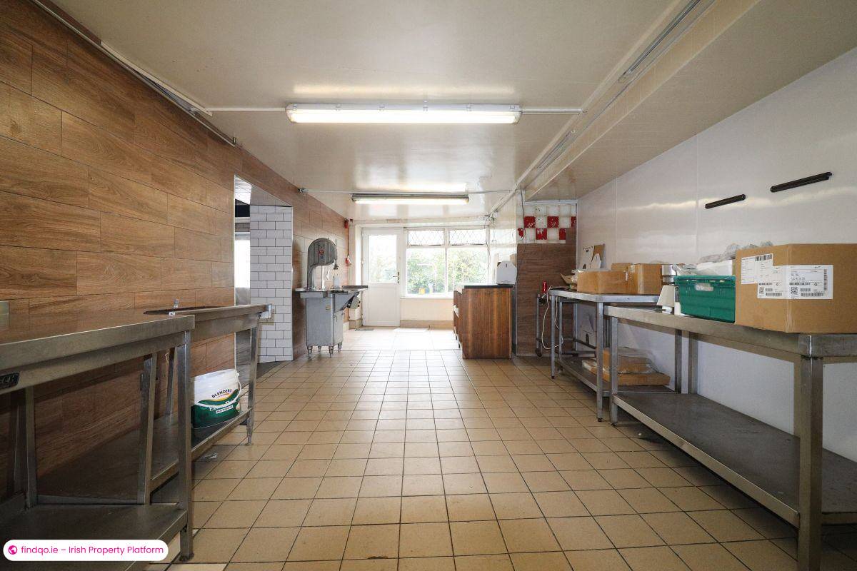Retail Unit Rental Opportunity in Ballina Tipperary