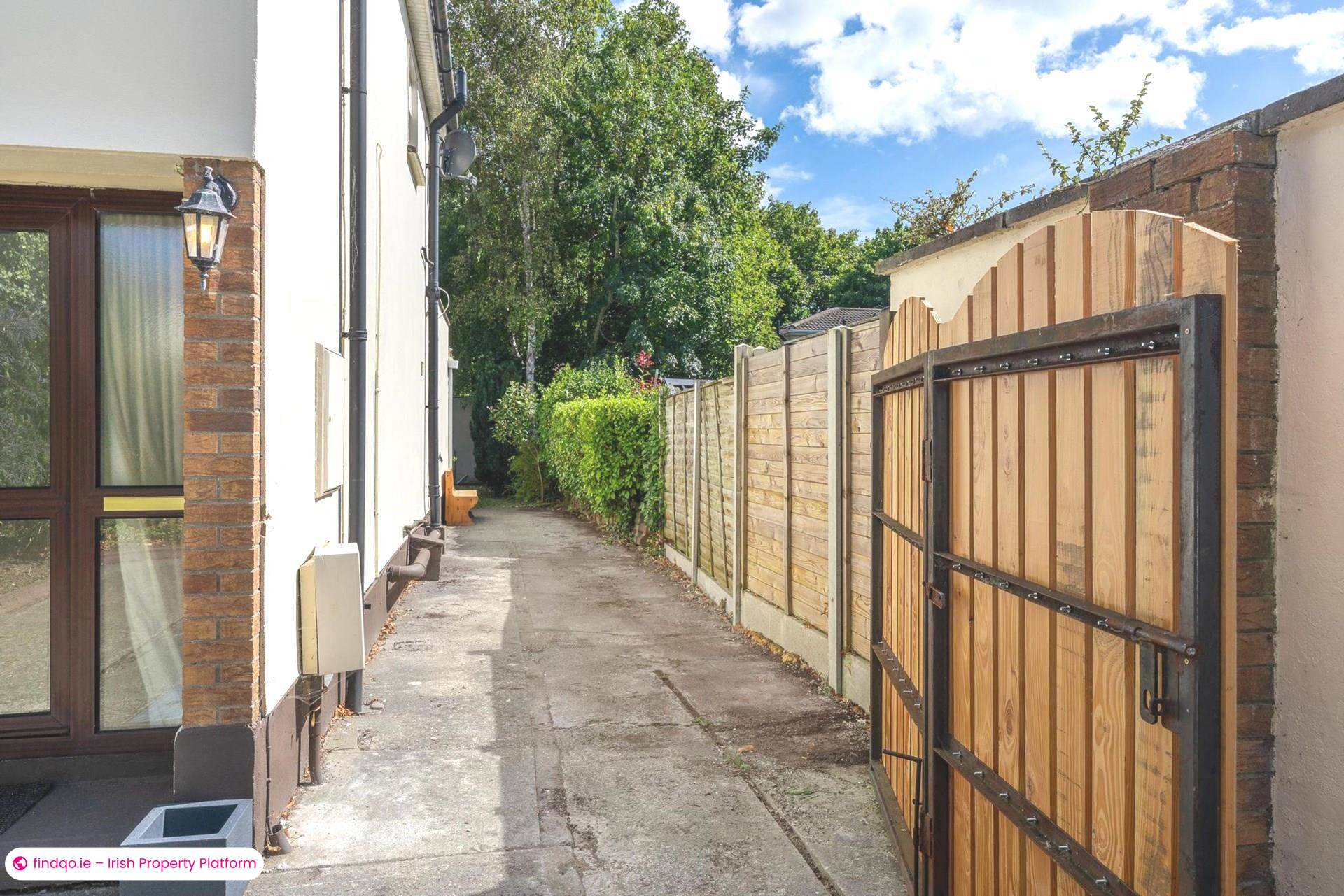 Semi-detached house for Sale in Shankill, Antrim