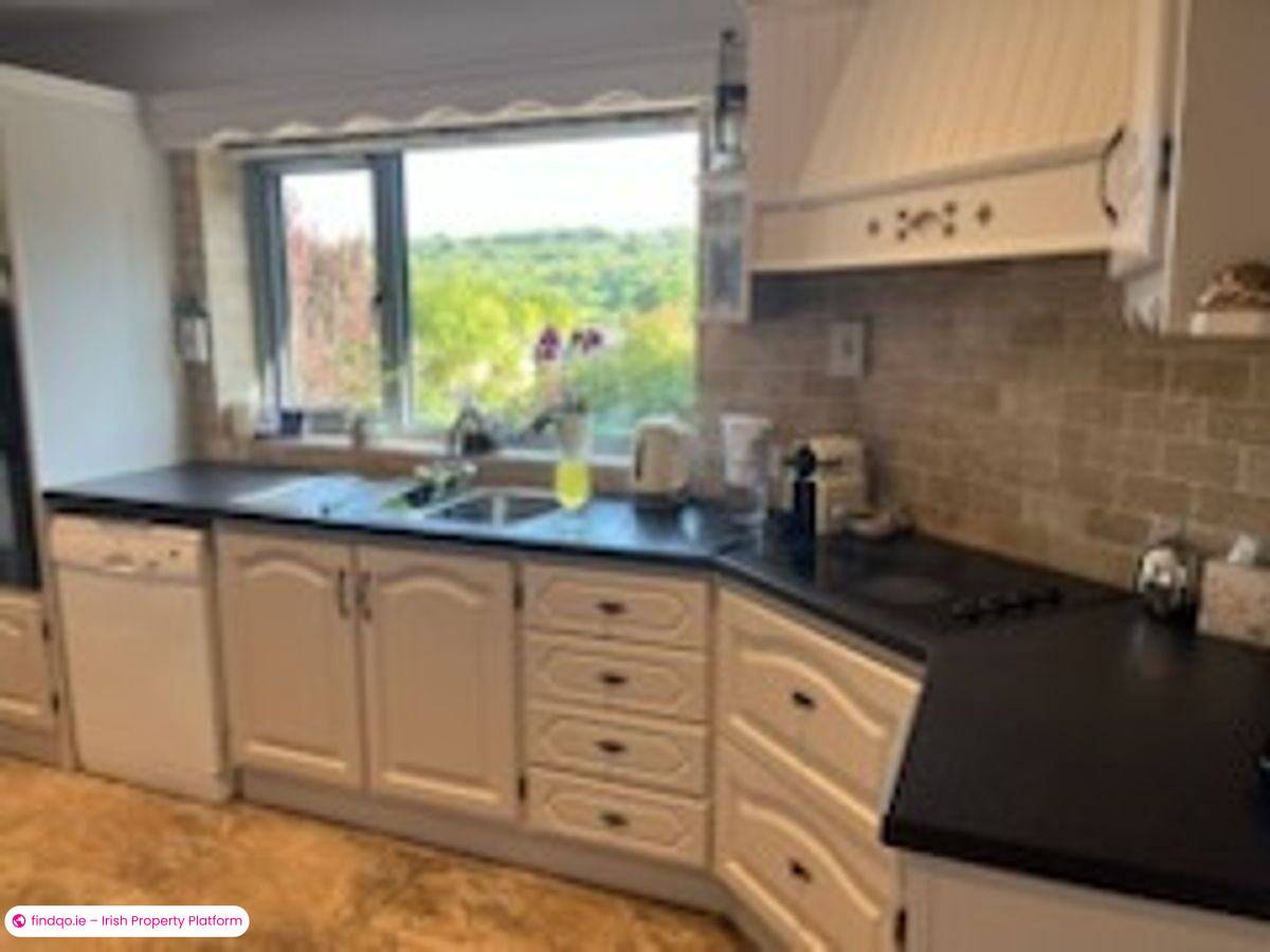 Share a Cozy 1 Bedroom House in Macroom Cork with Internet and Parking