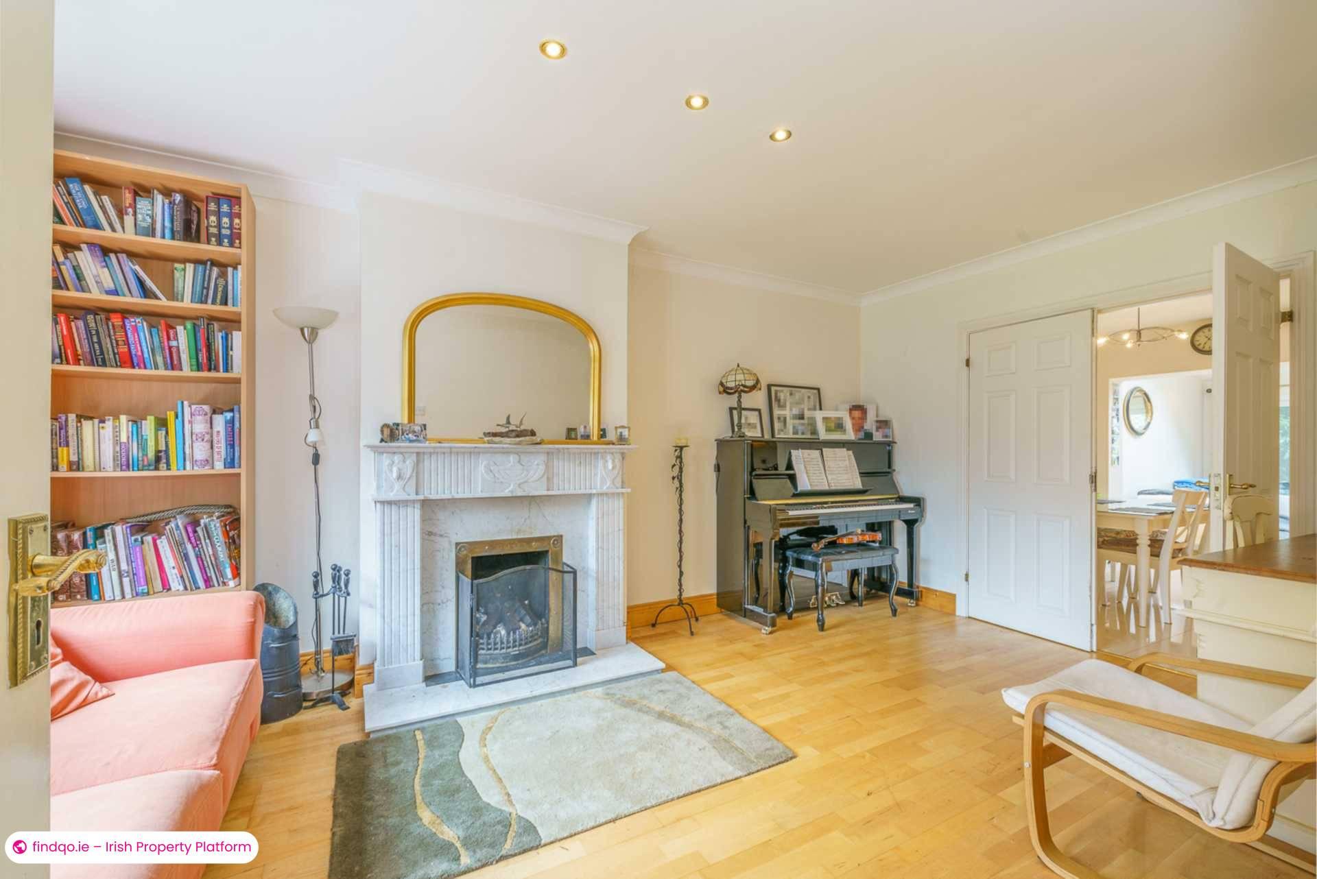 Semi-detached house for Sale in Dublin 18
