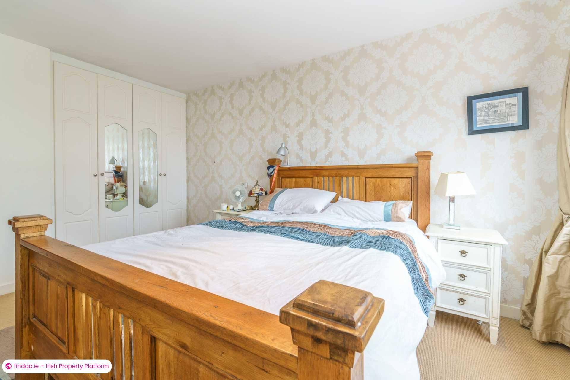 Semi-detached house for Sale in Dublin 18