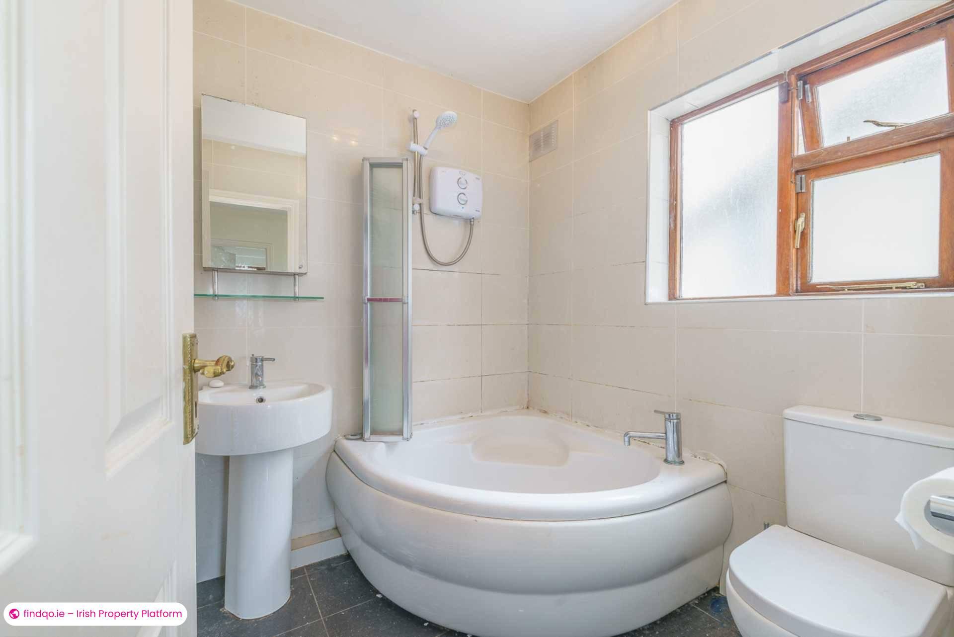 Semi-detached house for Sale in Dublin 18