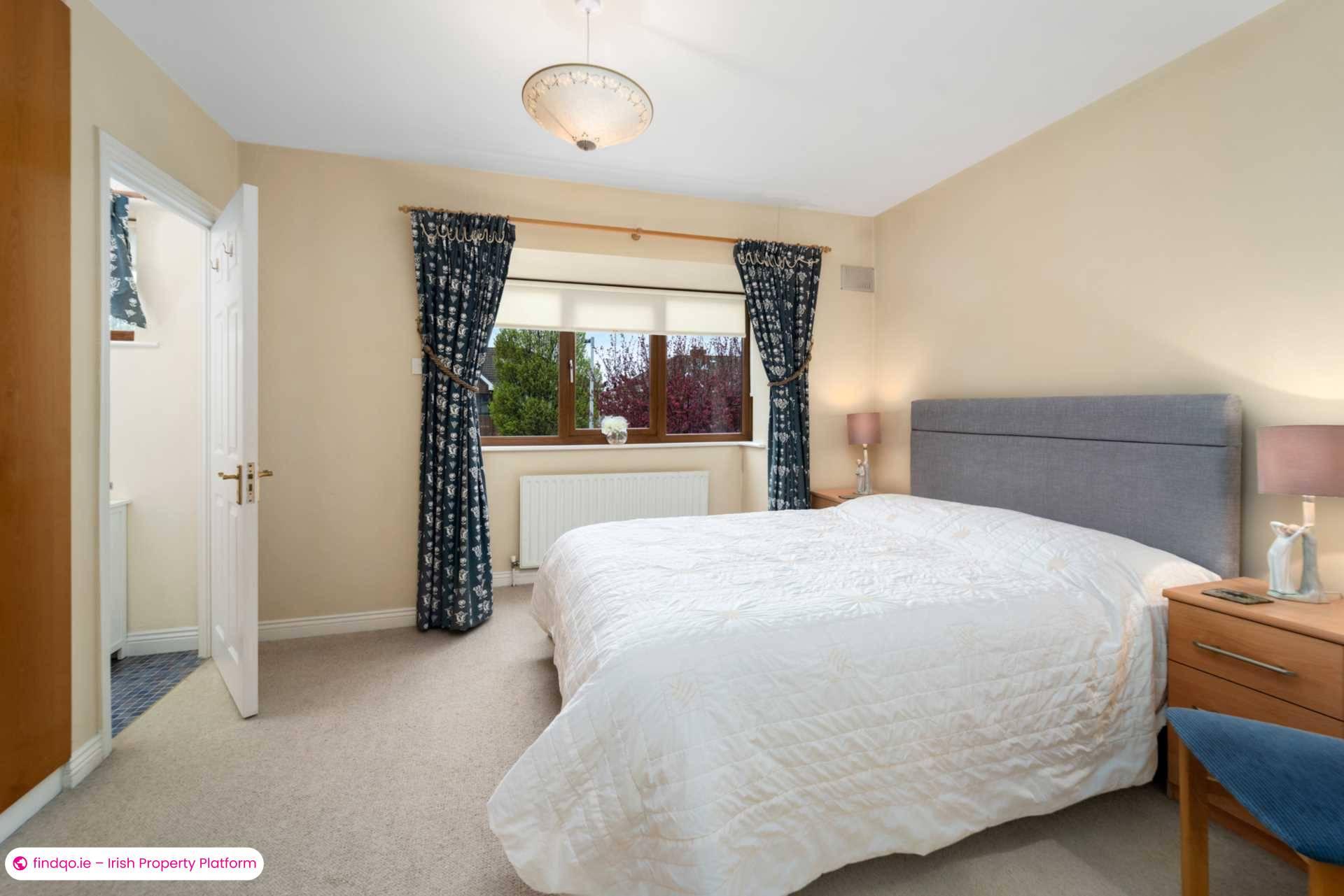 Semi-detached house for Sale in Dublin 18