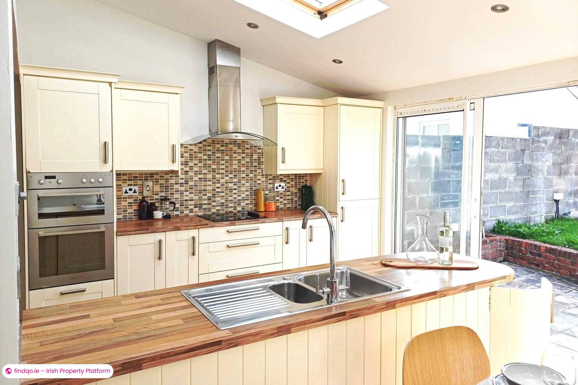 Semi-detached house for Sale in Dublin 18