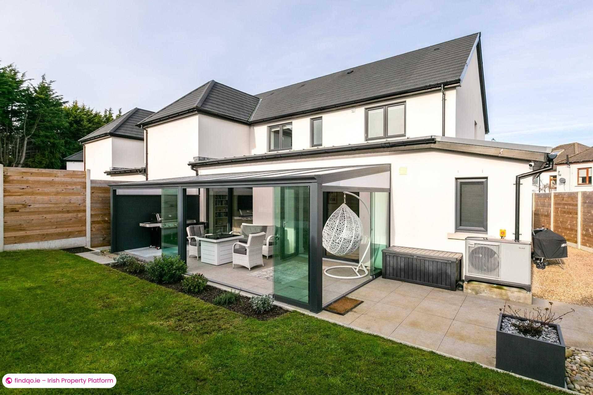 Semi-detached house for Sale in Dublin 18