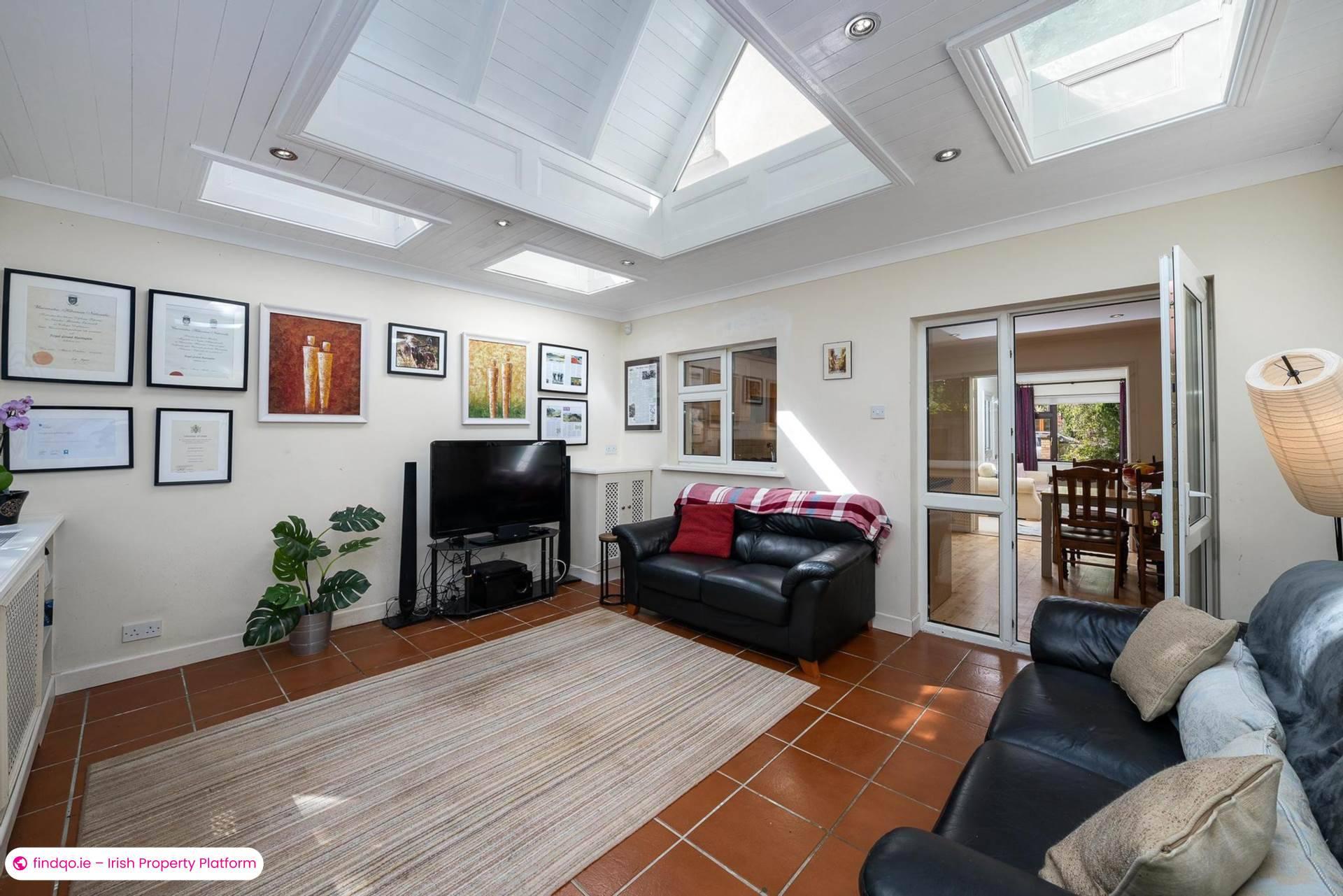 Semi-detached house for Sale in Shankill, Antrim