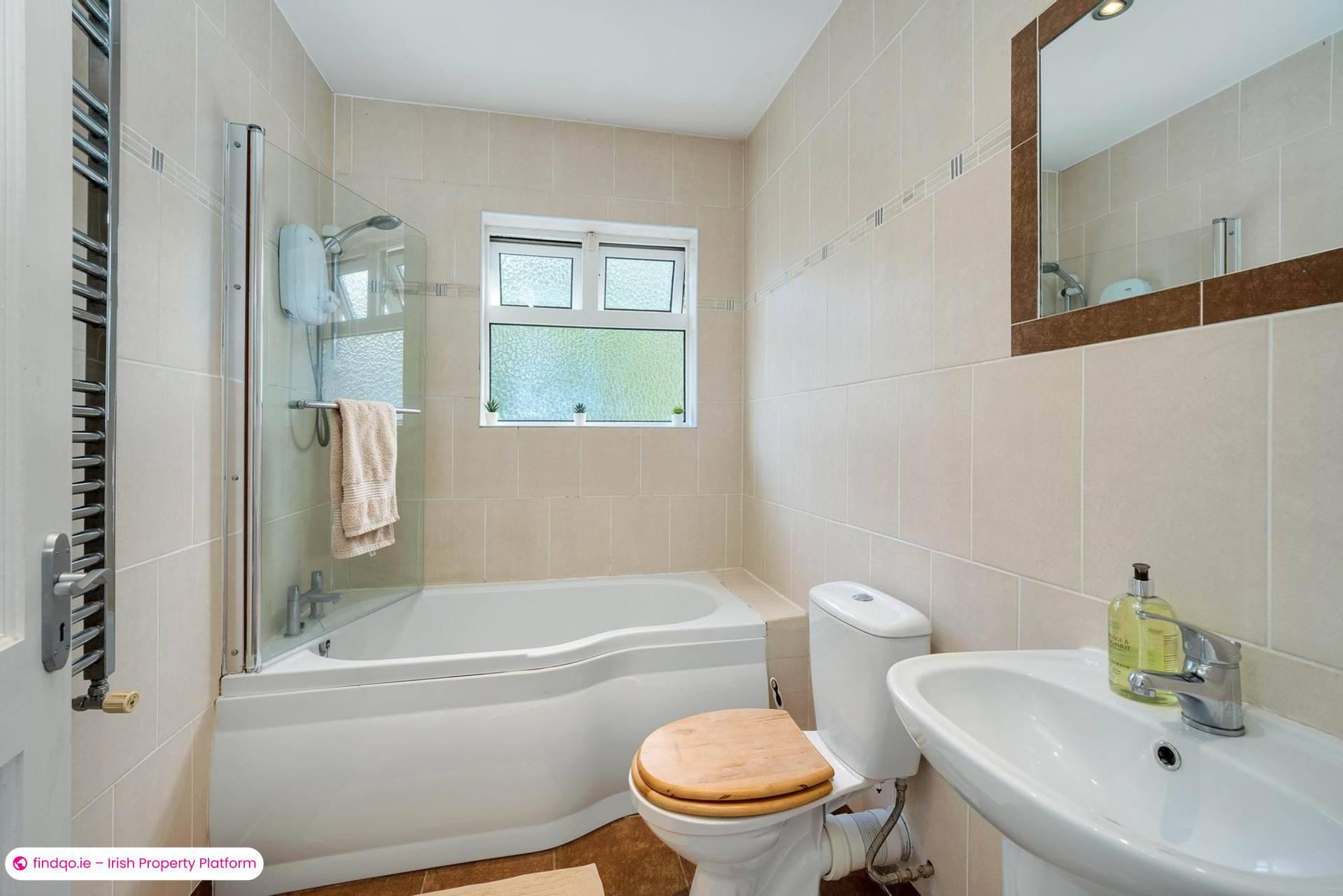 Semi-detached house for Sale in Shankill, Antrim