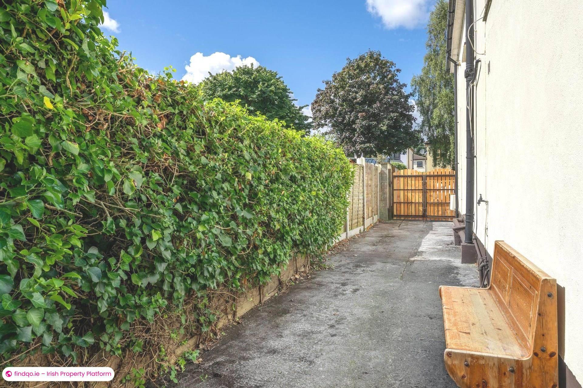 Semi-detached house for Sale in Shankill, Antrim