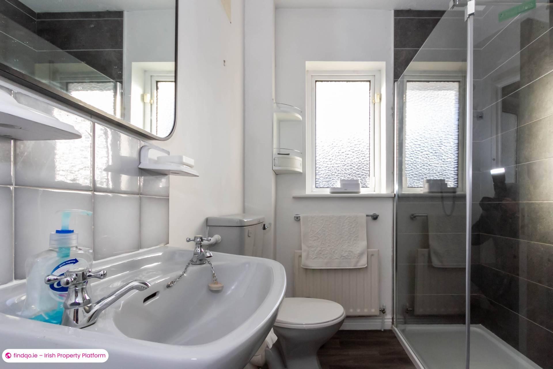 3 Bedroom Semi-detached house for Rent in Stillorgan, Dublin (County)