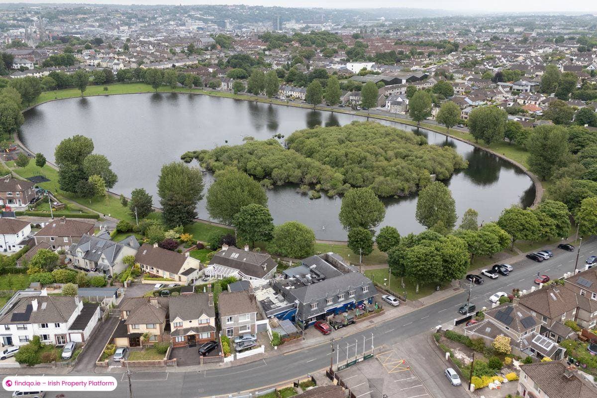 Restaurant / Bar / Hotel for Sale in The Lough, Cork