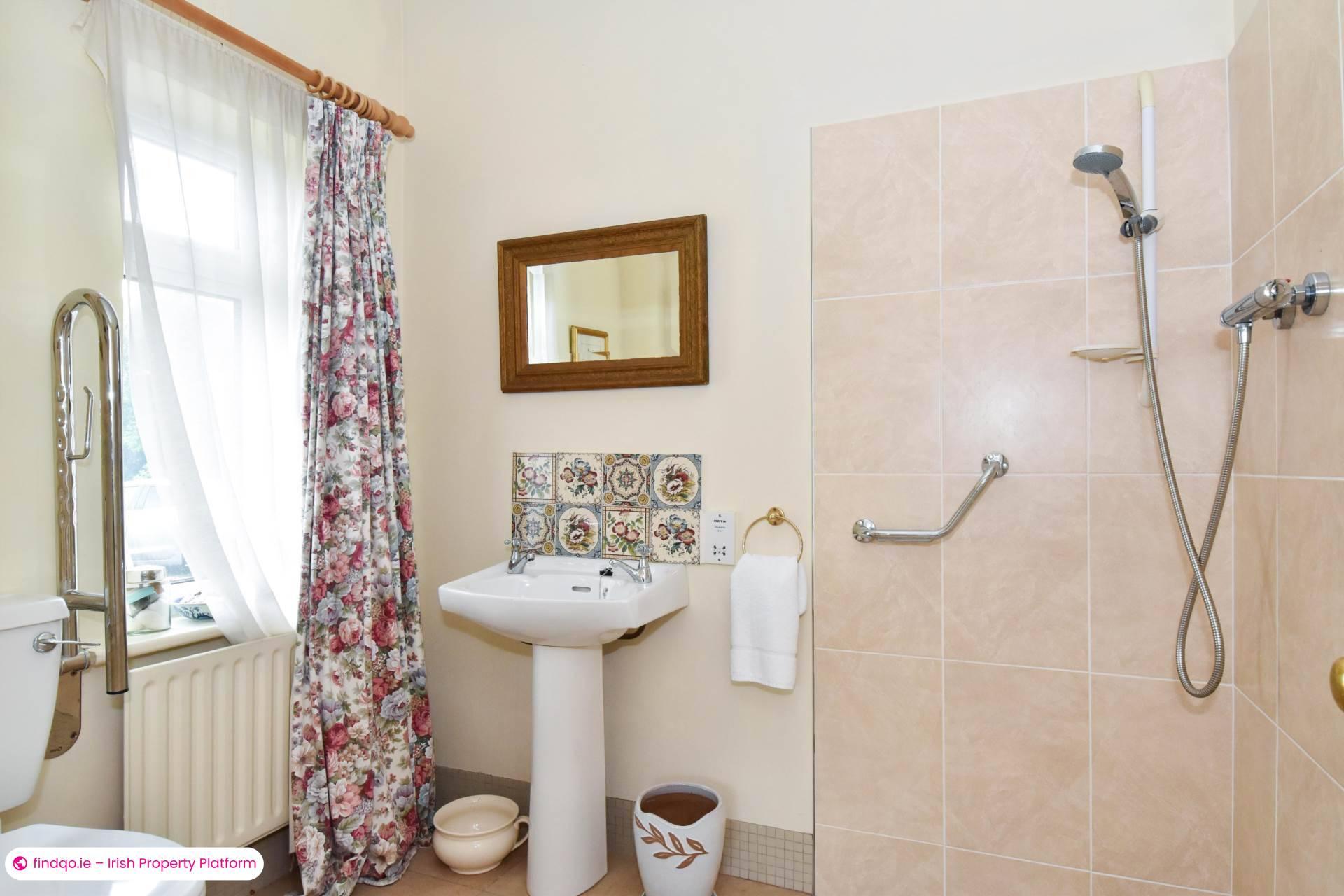 Detached house for Sale in Oughterard, Galway, H91 RF2H